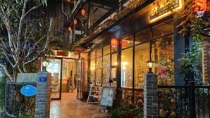 A cozy restaurant with a brick facade, large windows, and outdoor seating. - Miyuanju Farm House (Guangzhou)