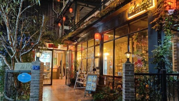 Un restaurant accueillant avec une façade en briques, de grandes fenêtres et une terrasse.