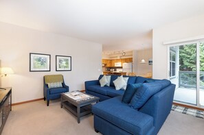 Condo | Living area - Deer Run by Whistler Premier (Whistler)
