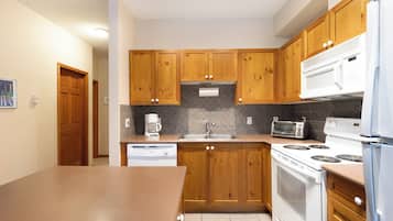 Kondominium | Dapur pribadi | Lemari es, microwave, oven, dan kompor