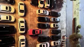 Un estacionamiento con varias filas de coches.