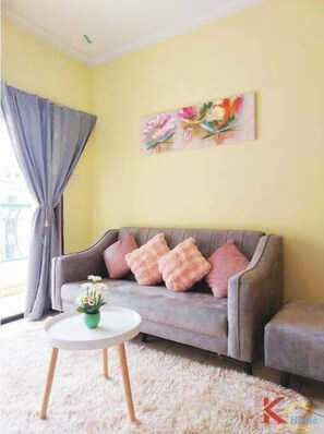 TV, books - KHome-MarinaCourt-CITY.3B2R(8Px) (Kota Kinabalu)