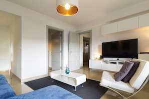 TV - [Apartment Design] Terrace with breathtaking lake view (Caslano)