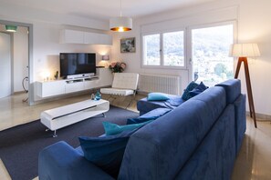 TV - [Apartment Design] Terrace with breathtaking lake view (Caslano)