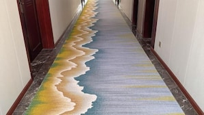 Um corredor com um design de piso único, apresentando um padrão ondulado.