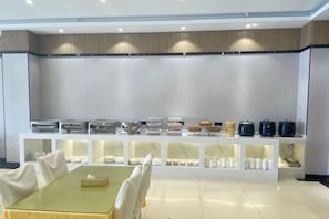 A breakfast buffet area with a variety of food items and a seating arrangement. - Wanjia Zhenxuan Hotel (long distance bus station) (Tengzhou)