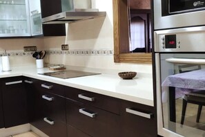 Fridge, microwave, oven, stovetop - CHALET ELCHE, WIFI, FENCED SWIMMING POOL AND BARBEQUE  (La Penya de les Àguiles)