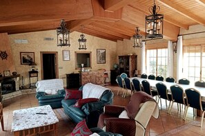 Smart-TV, Kamin, Tischfußball, Tischtennisplatte