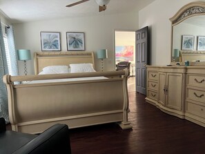 3 soverom, skrivebord, wi-fi (inkludert) og sengetøy