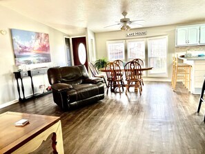 TV, books - Cozy Chippewa Lake Ranch just steps from the lake! Kayaks and SUPs Private beach (Chippewa Lake)