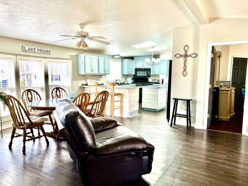 Cozy Chippewa Lake Ranch just steps from the lake! Kayaks and SUPs Private beach