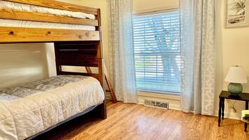 3 bedrooms, desk, free WiFi, bed sheets