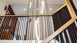 A modern staircase with a wooden handrail and a black and white striped wall. - Lishui Zhugeshijia homestay (Lishui)