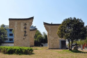 A traditional building with a stone facade and a curved roof. - Lishui Zhugeshijia homestay (Lishui)