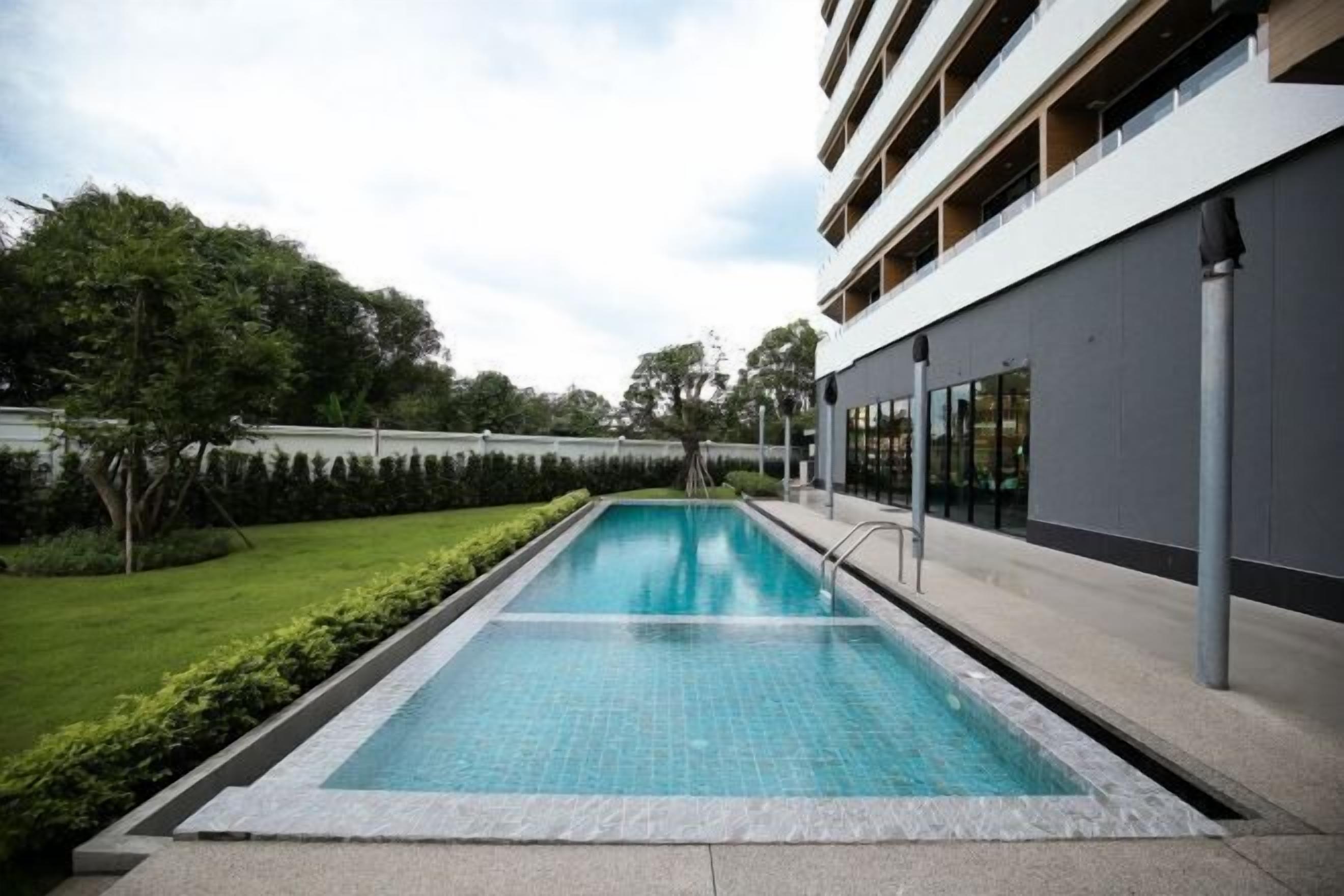 حمام سباحة خارجي