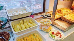 A buffet with various food items including fruits, pastries, and nuts. - Lavande Hotel Wuhan Wujiashan 5th Ring Sports Center (Wuhan)