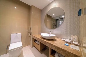 A modern bathroom with a white toilet, a round mirror, and a beige countertop. - Lavande Hotel Wuhan Wujiashan 5th Ring Sports Center (Wuhan)