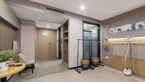A hotel room with a bed, bedside table, lamp, and a view of the outside. - Lavande Hotel Wuhan Wujiashan 5th Ring Sports Center (Wuhan)