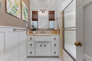 Hair dryer, towels, soap, shampoo - Vintage Boho Beach Cottage (Long Beach)