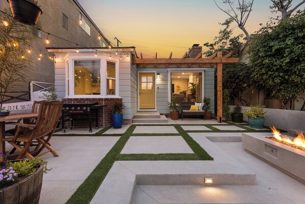 Outdoor dining - Vintage Boho Beach Cottage (Long Beach)