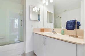 Apartment, 1 Queen-Bett (The Palm Penthouse - New!) | Badezimmer