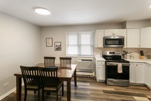 冷蔵庫、電子レンジ、オーブン、コンロ