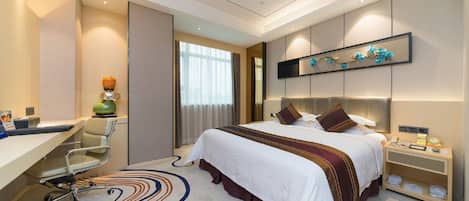Une chambre d’hôtel avec un grand lit, un bureau, une chaise, une table de chevet et un élément décoratif mural.