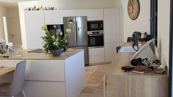 Een koelkast, een microgolfoven, een oven, een kookplaat