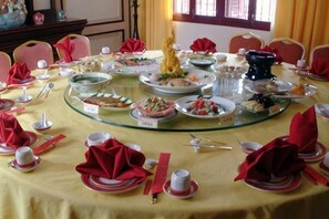 A round table with multiple dishes and red napkins. - Nanyue Vegetarian Hall (Hengyang)