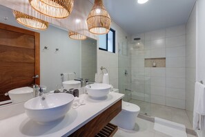 Dusche, umweltfreundliche Kosmetikartikel, Haartrockner, Handtücher