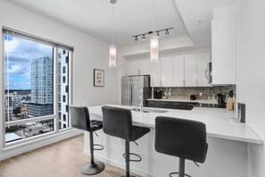 Fridge, microwave, oven, stovetop - Sunset Views from a Stylish 1BR High Rise in Tampa (Tampa)