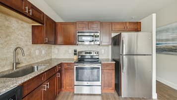 Classic Studio (Self Check-in with Virtual Front Desk) | Private kitchen | Full-sized fridge, microwave, oven, stovetop