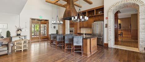 Full-size fridge, microwave, oven, stovetop