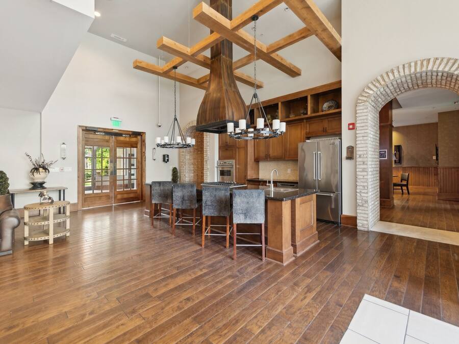 Full-size fridge, microwave, oven, stovetop