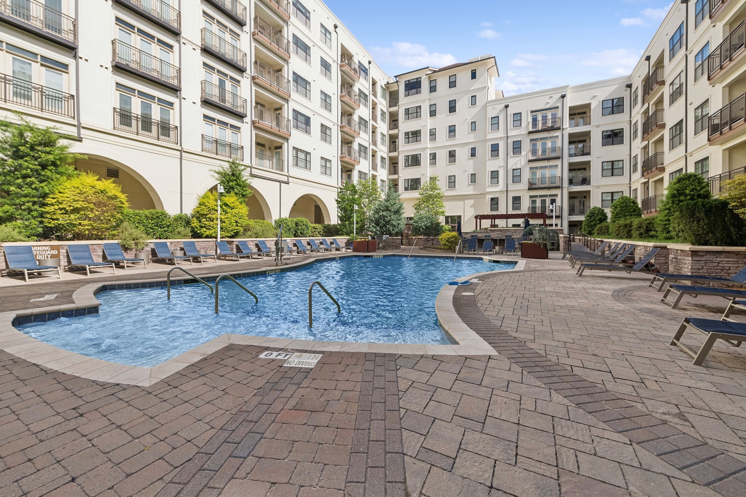 季節性室外游泳池，提供日光浴躺椅