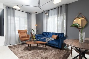 Classic Apartment, 1 King Bed (Self Check-in with Virtual Front Desk) | Living area | Flat-screen TV - Kasa Collins Park Miami Beach Convention Center (Miami Beach)