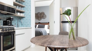Leilighet – classic, 1 kingsize-seng (Self Check-in with Virtual Front Desk) | Spiseområde på rommet