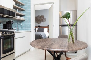 Classic Apartment, 1 King Bed (Self Check-in with Virtual Front Desk) | In-room dining - Kasa Collins Park Miami Beach Convention Center (Miami Beach)