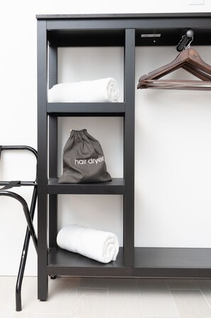Standard Apartment, 1 King Bed, Accessible (Self Check-in with Virtual Front Desk) | Wardrobe