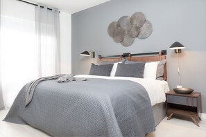 Classic Apartment, 1 King Bed (Self Check-in with Virtual Front Desk) | Individually decorated, individually furnished, iron/ironing board - Kasa Collins Park Miami Beach Convention Center (Miami Beach)