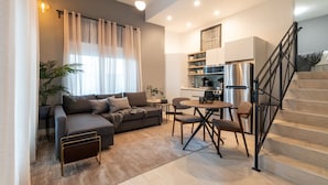 Studio – classic, 1 dobbeltseng med sovesofa (Self Check-in with Virtual Front Desk) | Oppholdsområde | Flatskjerm-TV
