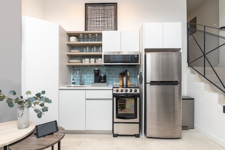 Refrigerador con freezer, microondas, horno, placa de cocina