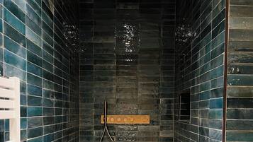 Haartrockner, Handtücher, Seife, Shampoo