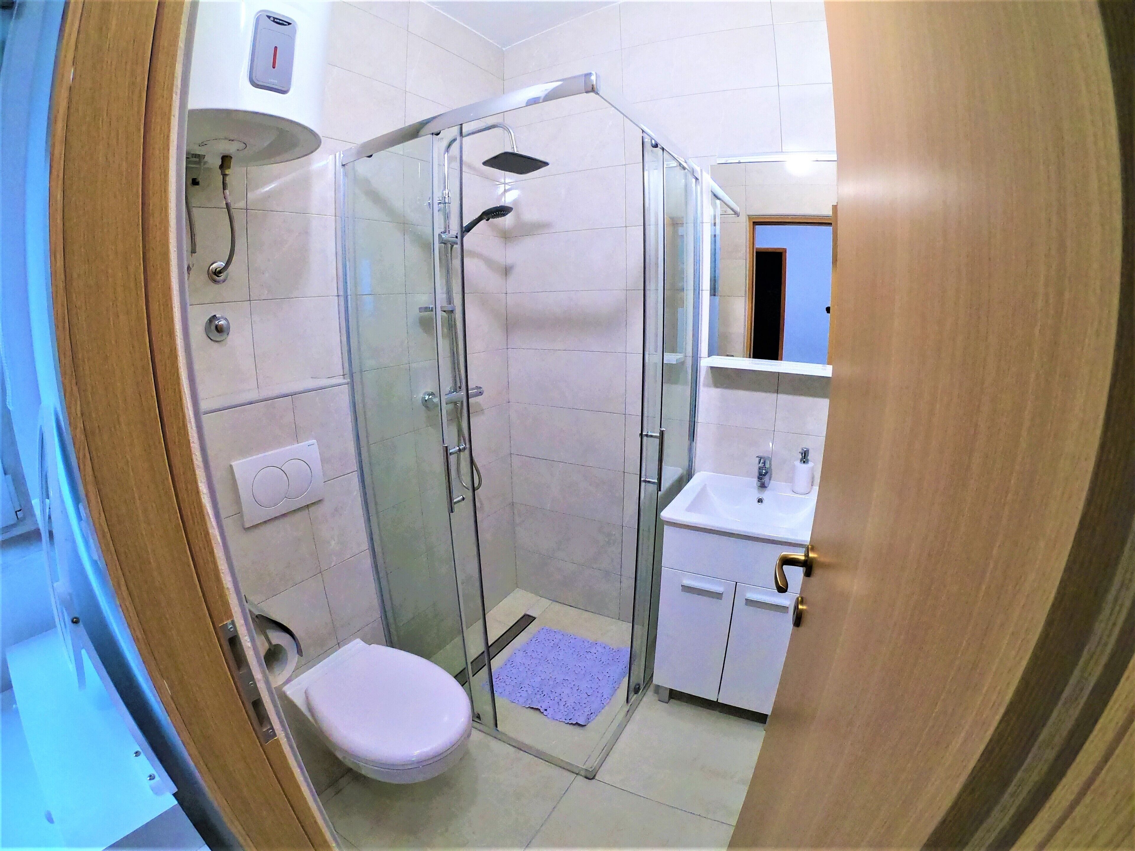 Douche, sèche-cheveux, serviettes fournies, savon
