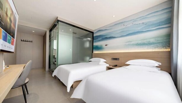 A hotel room with two beds, a desk, and a glass partition. - Sangpin E-sports Hotel (Wenzhou Guoxi Branch) (Wenzhou)