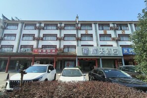 Un hotel de varios pisos con varias tiendas en la planta baja.