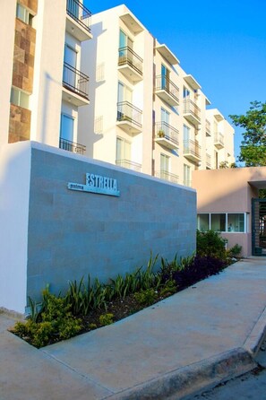 Exterior - Confort Condo with semi-Olympic pool, Wifi, AC, Grill, Balcony, Garden   (Playa del Carmen)