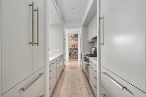 Kylskåp, mikrovågsugn, ugn och spishäll