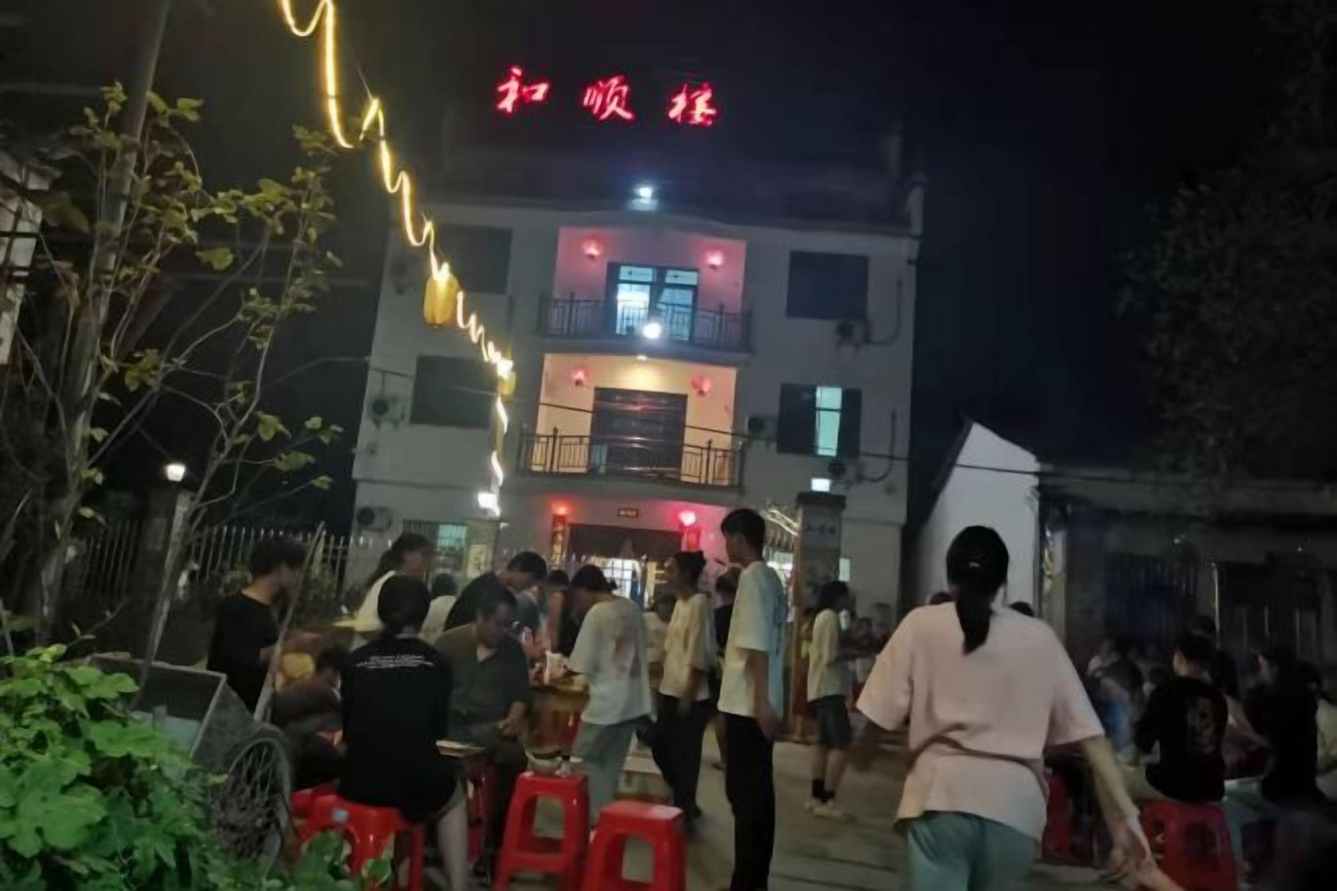 Khu ẩm thực ngoài trời
