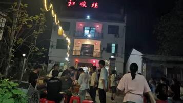Khu ẩm thực ngoài trời